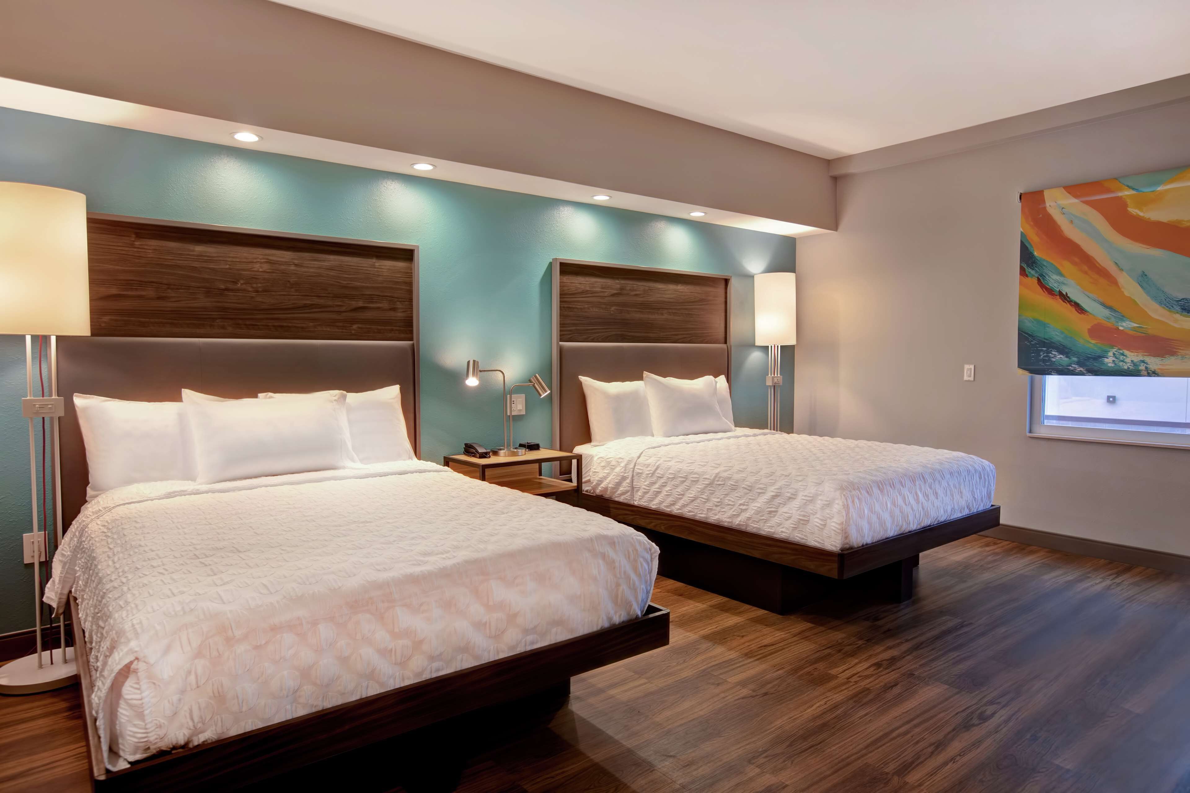 羽毛の掛け布団、セーフティボックス (室内)、デスク、遮光カーテン