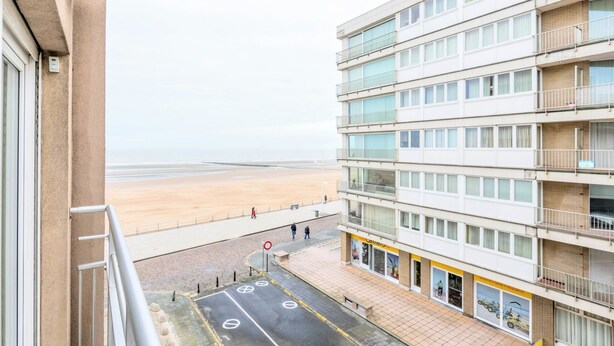 A high-rise hotel with a view of the beach. - Nevada 3-4 (Koksijde)