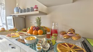 A breakfast buffet with various food items and condiments. - B&B Da Peo (Porto San Giorgio)