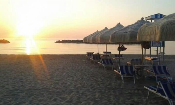 In Strandnähe, weißer Sandstrand, 20 Strandbars