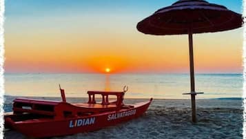 Una spiaggia nelle vicinanze, sabbia bianca, 20 bar sulla spiaggia