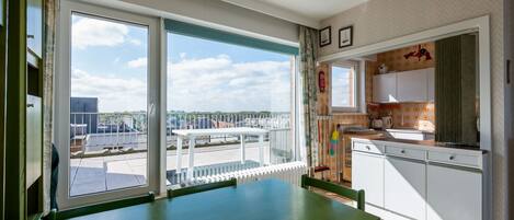 Apartment, 2 Bedrooms (Magellan 701) | Private kitchen