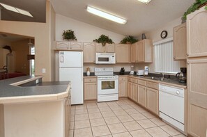 ثلاجة، ميكروويف، موقد طهي مسطح، غسالة أطباق