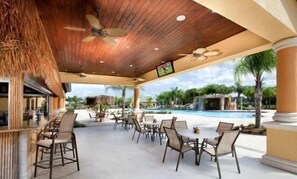 Una piscina al aire libre