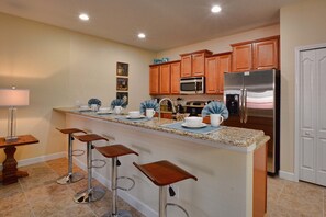 Kühlschrank, Mikrowelle, Herdplatte, Geschirrspüler