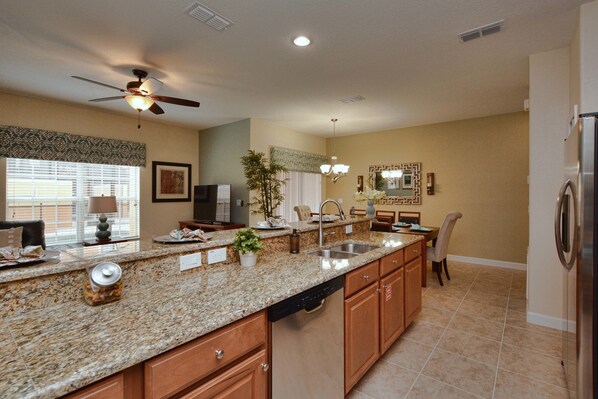 Réfrigérateur, four à micro-ondes, surface de cuisson, lave-vaisselle