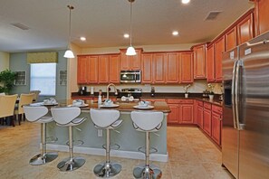 ثلاجة، ميكروويف، موقد طهي مسطح، غسالة أطباق