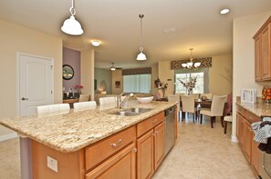 Réfrigérateur, micro-ondes, plaque de cuisson, lave-vaisselle