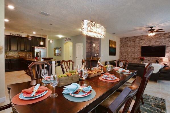 Kühlschrank, Mikrowelle, Herdplatte, Geschirrspüler