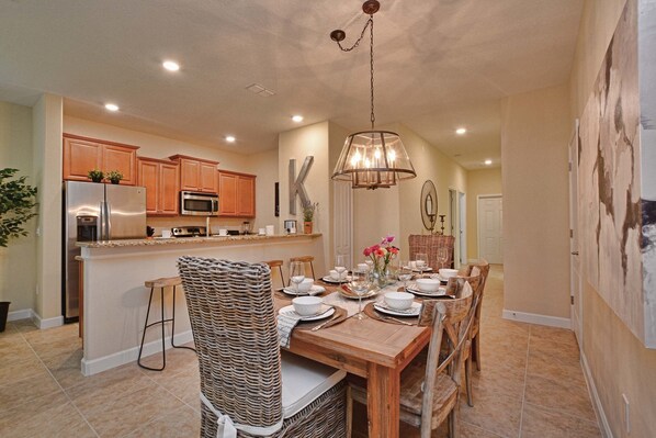 Kylskåp, mikrovågsugn, spishäll och diskmaskin