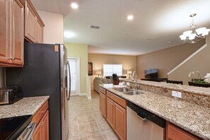 Geladeira, micro-ondas, cooktop, lava-louças