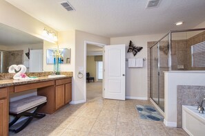5 bedrooms, free WiFi - The Shire 5 Bedroom House w Pool - 4703TS (Davenport)