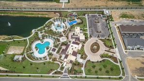 Vue aérienne d’un complexe hôtelier doté d’une grande piscine, d’un parc aquatique et d’un parking.