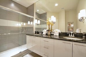 Bathroom - Serenity 3 Bed Townhouse w Splashpool - 5108SY (Clermont)