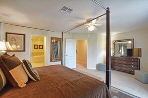 4 bedrooms, free WiFi - The Shire 4 Bedroom House w Pool - 4704TS (Davenport)