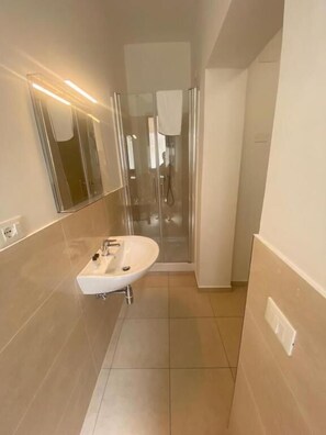 Ducha, secador de pelo, bidet, toallas