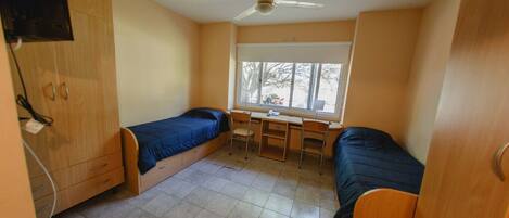 Minibar, escritorio, cortinas blackout y wifi gratis