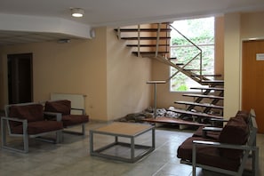 Lobby sitting area - Convivir Departamentos (Córdoba)