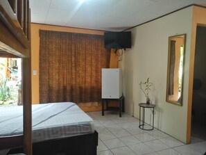 Double Room, Non Smoking | Dihias secara berasingan, dilengkapkan perabot secara berasingan 