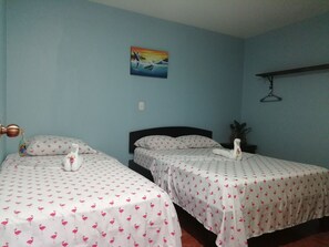 Habitación triple | Decoración individual, mobiliario individual, cortinas opacas