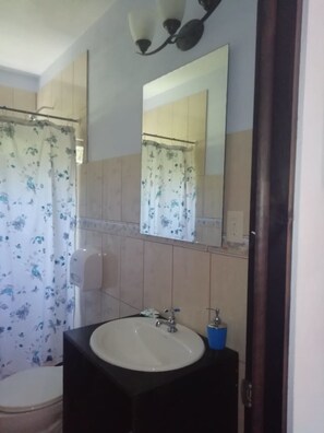 Family Apartment (5 people) | Bathroom | Shower, free toiletries, towels - Hotel Sueños de María (Bahía Ballena)