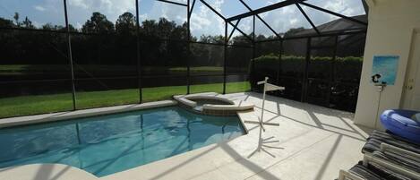 Una piscina al aire libre