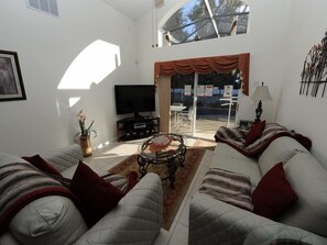 Casa | Área de sala de estar | Televisión de pantalla plana, futbolito y impresora