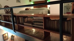 Une pièce comprenant un lit, un bureau en bois et une bibliothèque.