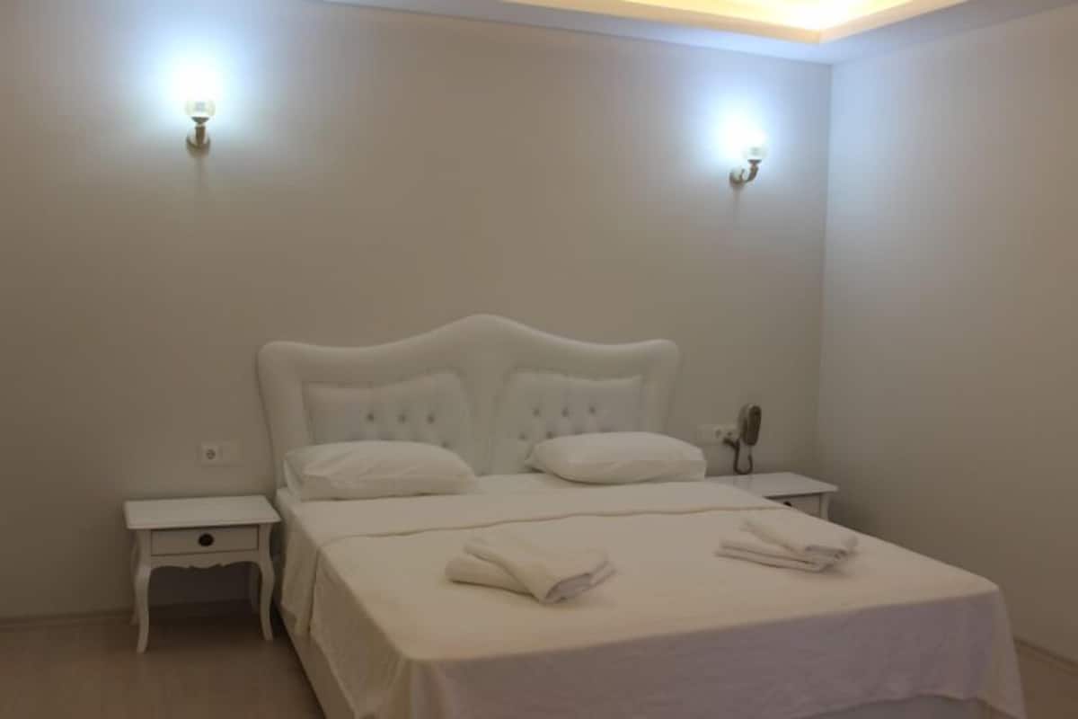 Apartamento família, 1 cama de solteiro grande, para fumantes, vista para a baía | 5 quartos, escrivaninha, Wi-Fi de cortesia