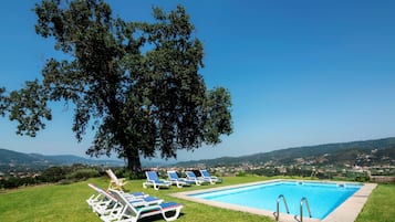 Una piscina al aire libre de temporada