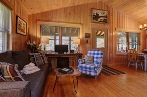 Télévision, cheminée, lecteur de DVD, baby-foot