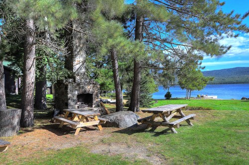 Charming hytti vettä Saddleback Lake.