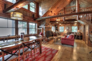 Smart-TV, Kamin, Bücher