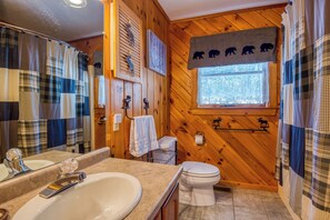 Bathtub, towels