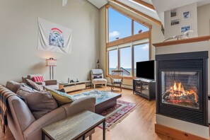 Een televisie, een open haard, een dvd-speler en een stereo