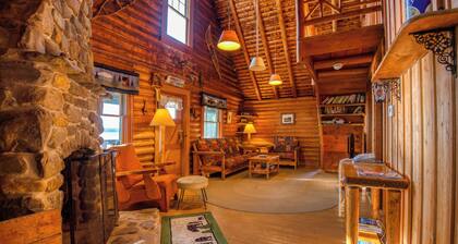 Poet's Lodge - Rustic 4 bedroom cabin on the shores of Mooselookmeguntic Lake