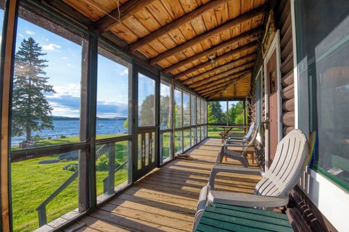 Maalaismainen 4 makuuhuoneen mökki Mooselookmeguntic-järven rannalla