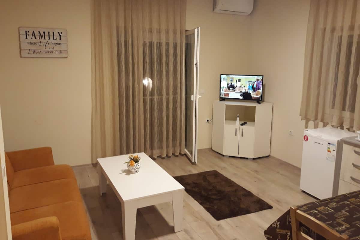 Familie appartement, op benedenverdieping (1) | Woonkamer | Een lcd-televisie