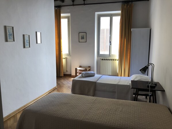 Tabla de planchar con plancha, wifi gratis, ropa de cama