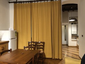 Una televisión de pantalla plana