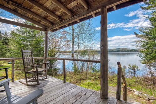 🐾Gray Wulff - This rustic dog friendly camp sits on the shore of Quimby Pond