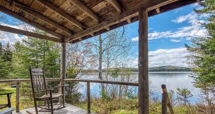 Tämä maalaismainen leiri sijaitsee aivan veden