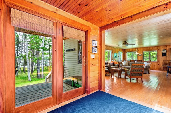 Interior - Trails End - Lovely 3 bedroom house on the eastern shore of Mooselookmeguntic (Oquossoc)