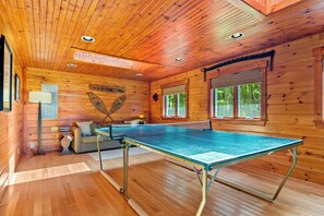 Games room - Trails End - Lovely 3 bedroom house on the eastern shore of Mooselookmeguntic (Oquossoc)