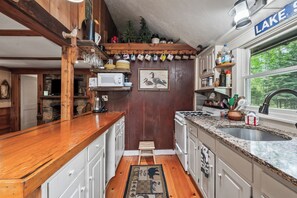 Cafetera y tetera, refrigerador, microondas y horno