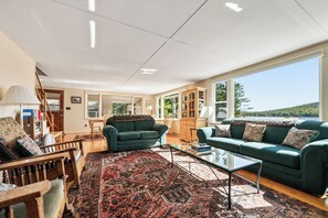 TV - Yellow Pine - Enjoy swimming, boating and wonderful views on Rangeley Lake (Rangeley)