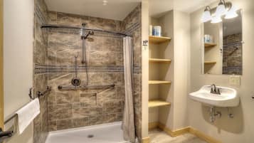 Een douche, handdoeken