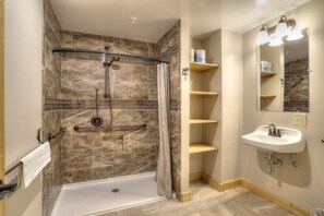 Een douche, handdoeken