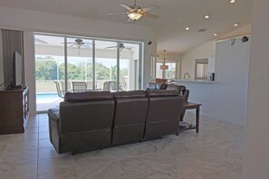 TV, stereoanlegg og kontorer