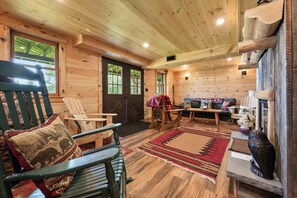 Televisión, chimenea y reproductor de DVD 